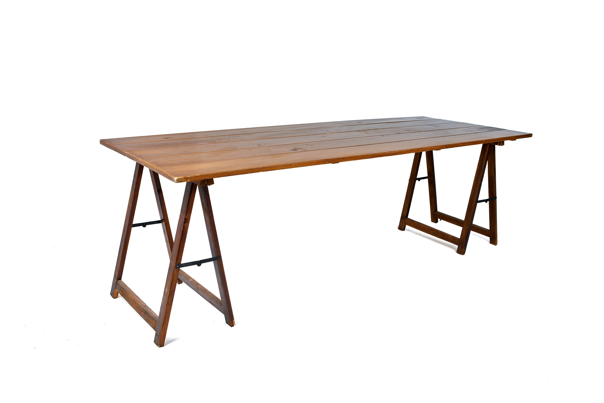Mesa tablero de madera con dos caballetes